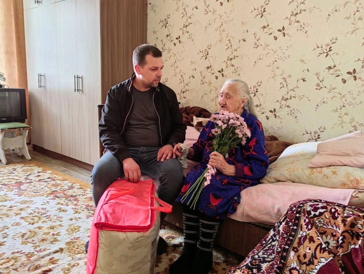 Депутат Тамбовской гордумы от партии "РОДИНА" Дмитрий Борисов в преддверии праздника Победы навестил ветерана