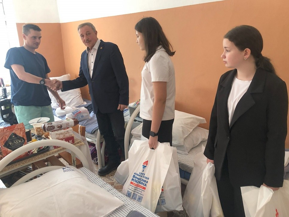 Новосибирские соратники поздравил с Днем защитника Отчества пациентов госпиталя