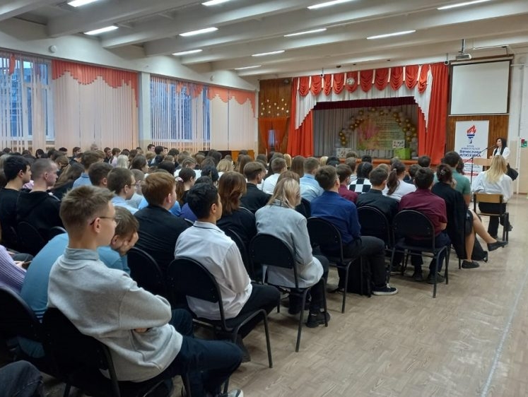Клуб избирателей Вячеслава Илюхина совместно с банком продолжает знакомить школьников с вопросами безопасности при пользовании банковскими услугами