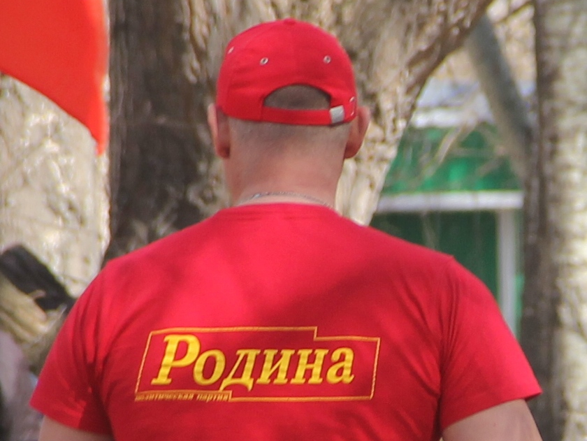 Крымские партийцы прошли торжественным маршем по городу Саки