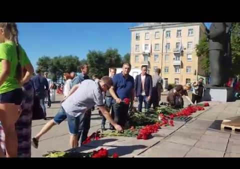 Архангельские партийцы возложили цветы к Вечному огню в День ВМФ