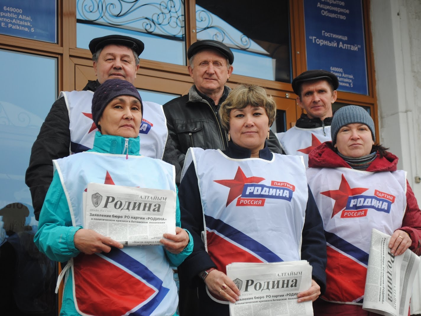 Активисты раздали жителям Горно-Алтайска новый номер партийной газеты