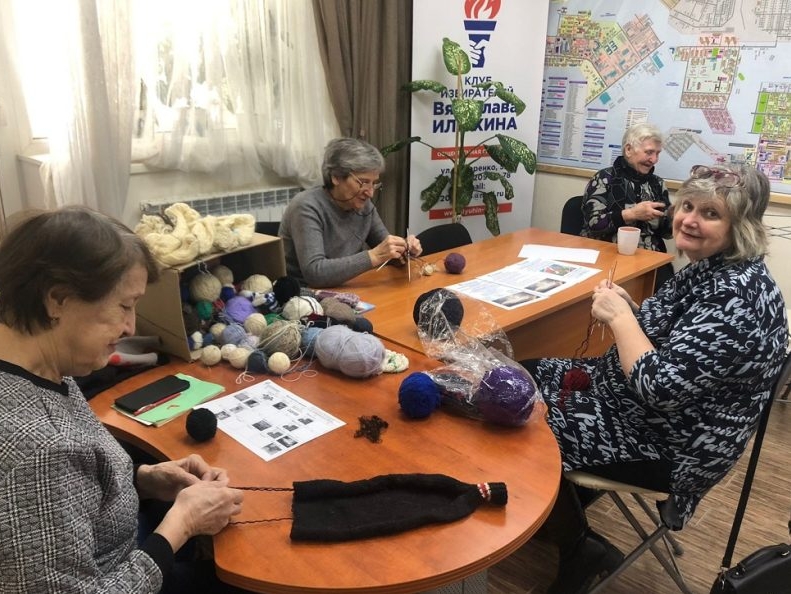 В общественных приемных Вячеслава Илюхина продолжается акция "Вяжем носки солдату"
