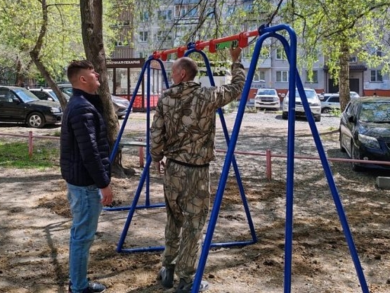 В новосибирском дворе завершена реконструкция детской площадки, средства выделил из своего фонда Вячеслав Илюхин