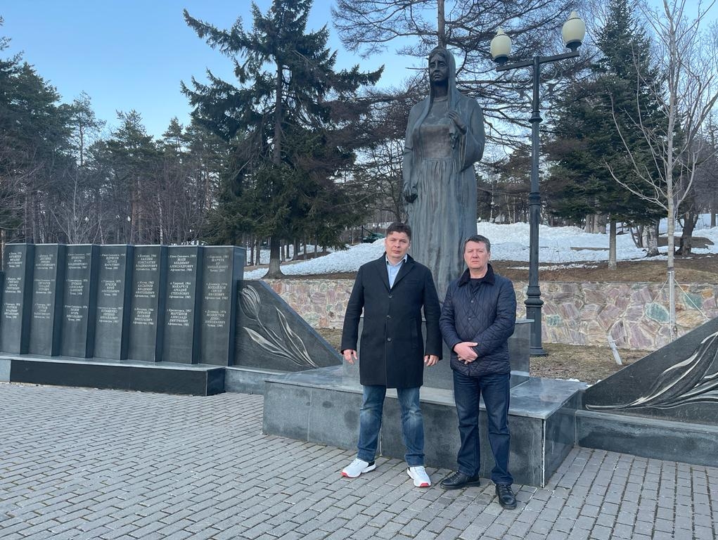 Федор Лугинин и сахалинские соратники посетили мемориал скорбящей Родине-матери