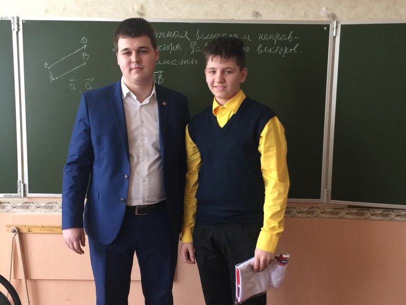 Первый участник конкурса сочинений Алексея Журавлева получил подарок и поздравления депутата