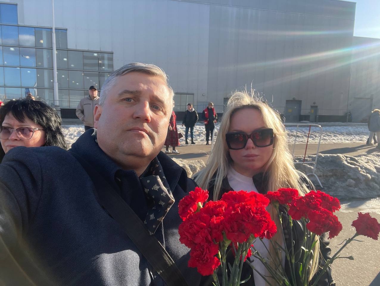 Соратники партии "РОДИНА" возложили цветы в память о жертвах теракта в "Крокусе"