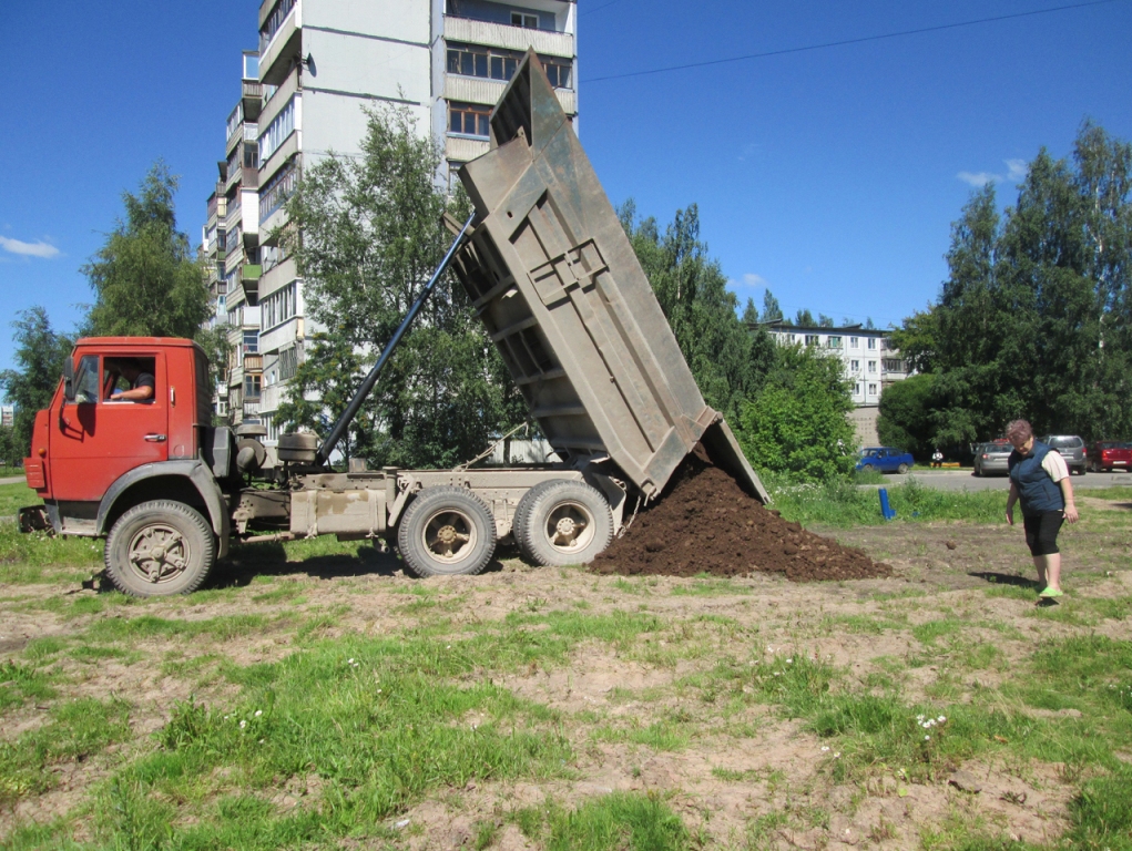 Дмитрий Игнатов помогает в благоустройстве дворов Великого Новгорода