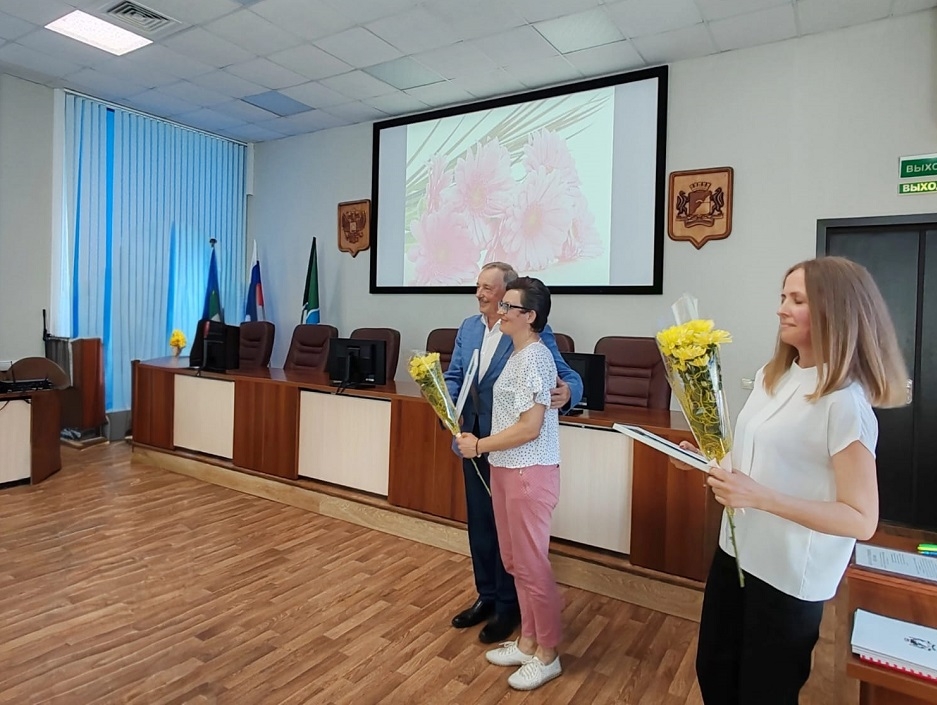 Леонид Рыбин поздравил с наступающим профессиональным праздником соцработников