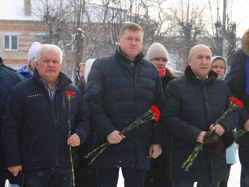 Владимир Михайлов в поселке Кугеси возложил цветы к памятнику погибшим воинам-землякам