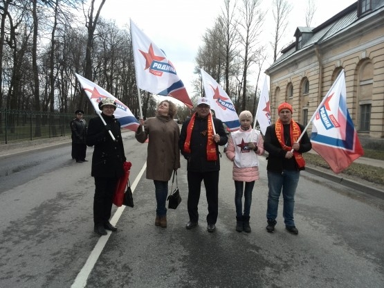 Соратники отметили День Победы на плацу перед Гатчинским дворцом