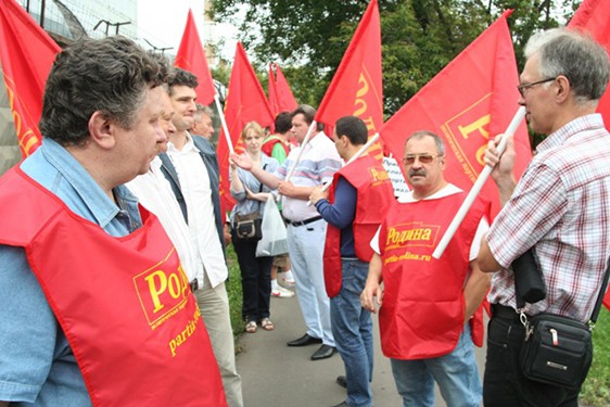 Акция партии "РОДИНА" у лагеря для нелегалов в Гольяново, 15 августа 2013 г