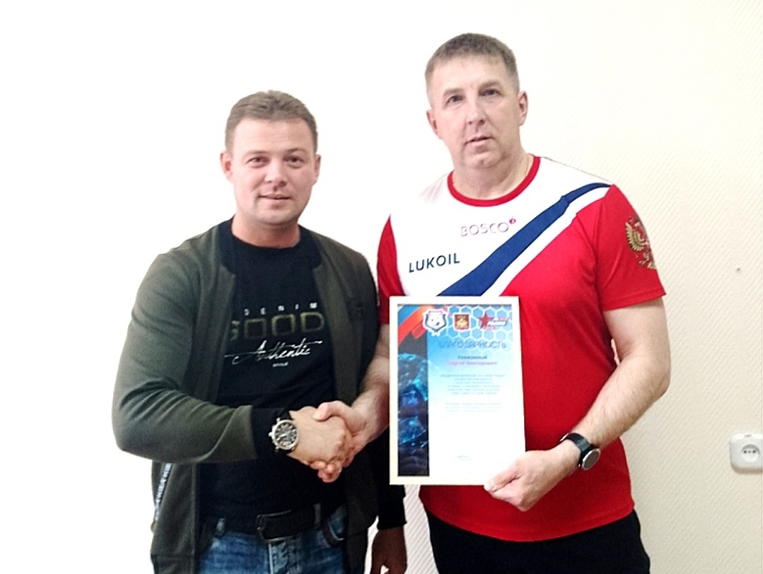 Павел Пронин вручил Благодарственное письмо директору споршколы г. Коряжма за помощь в организации и проведении детского футбольного турнира "Кубок РОДИНЫ"