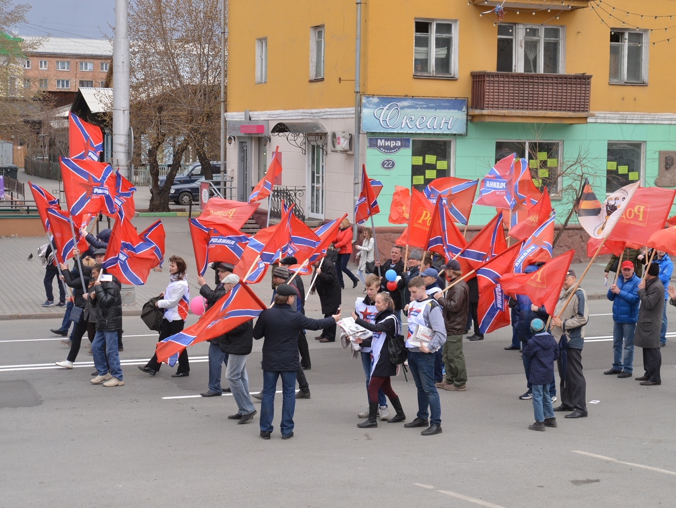 Анатолий Урдаев принял участие в первомайской демонстрации в Красноярске