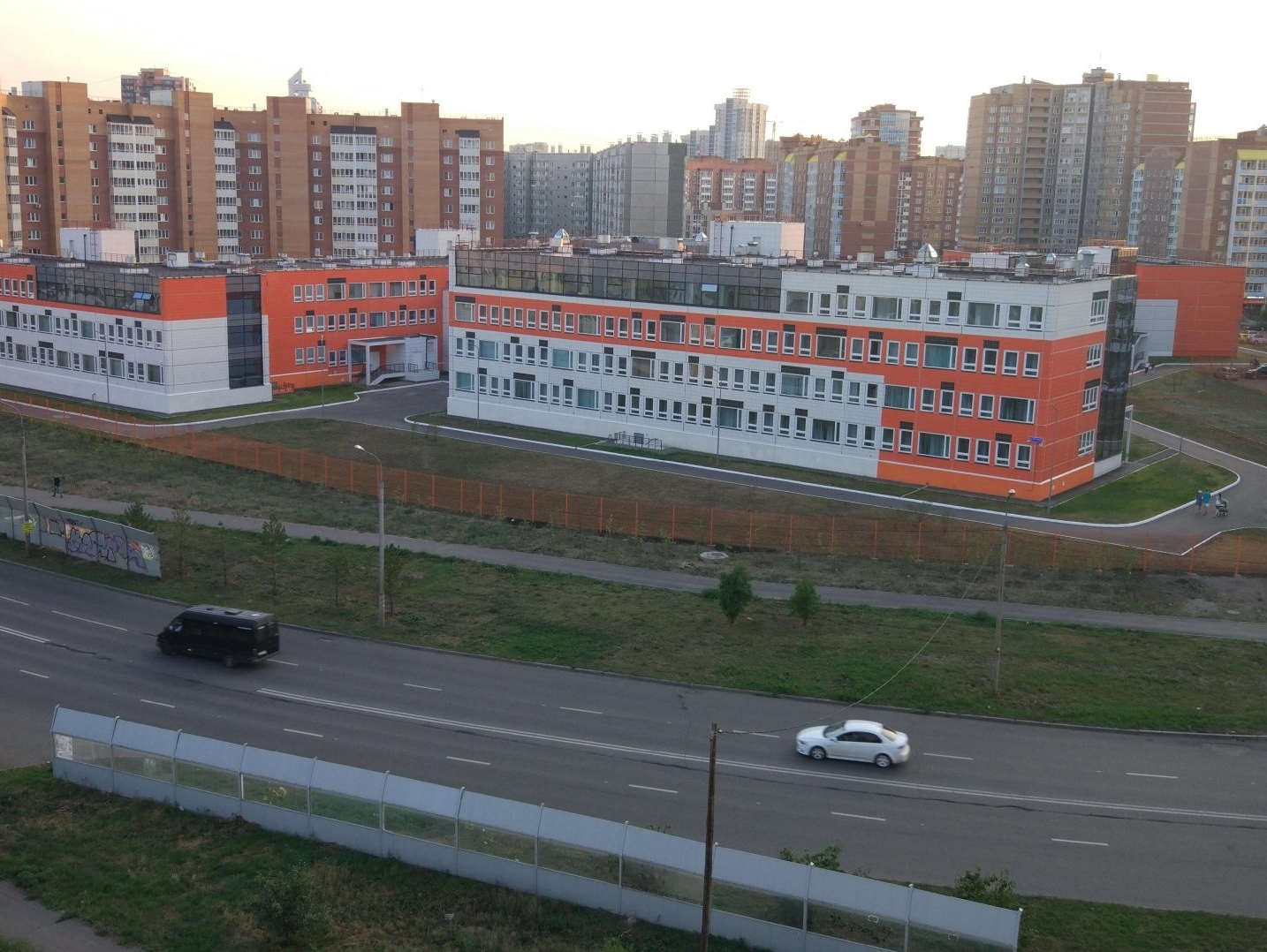 Огромная яма мешает подъехать к школе в Красноярске