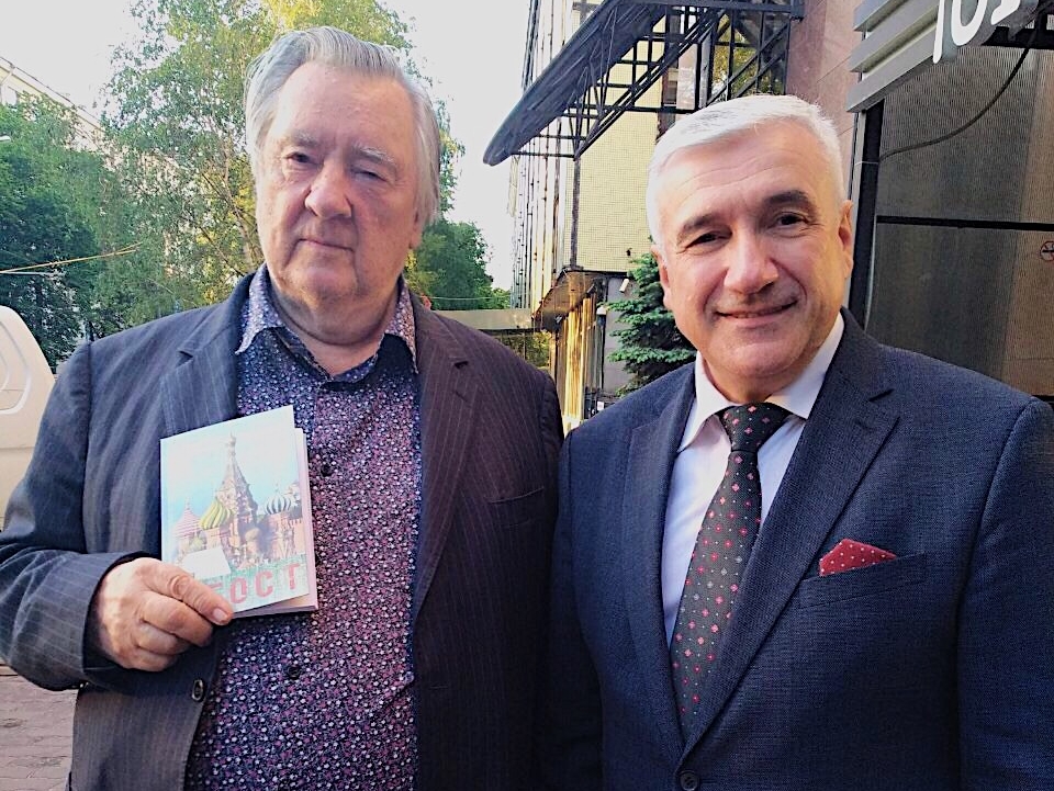 Радинович вручил Проханову его книгу "Гость", переведенную на сербский язык