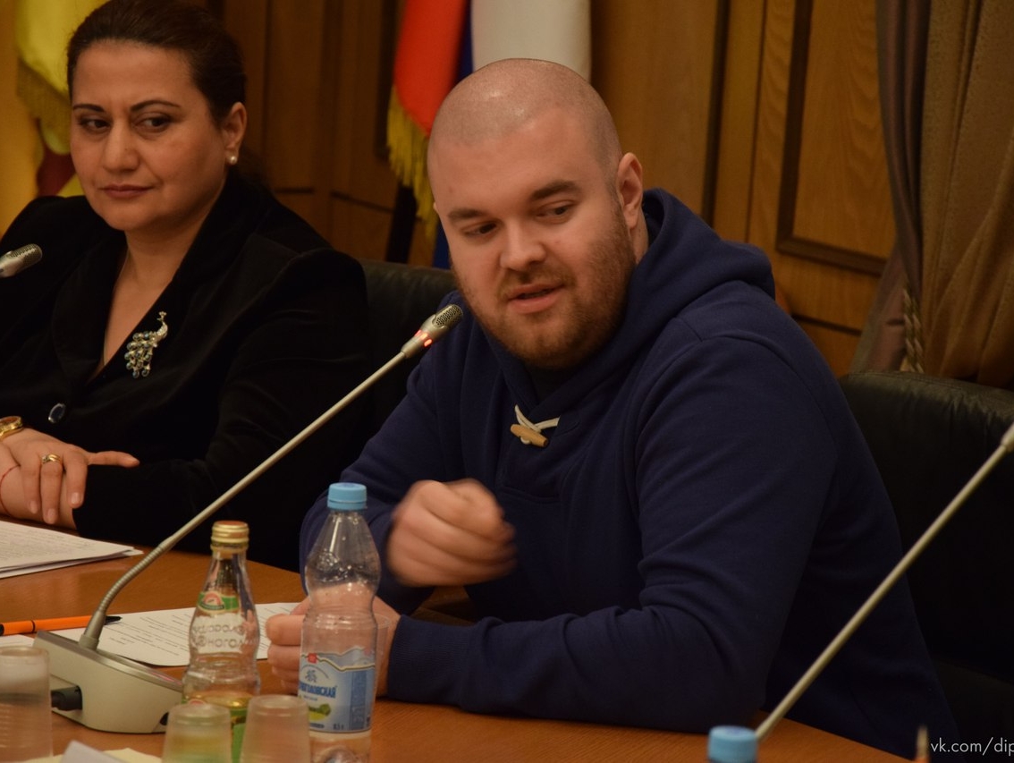 Дмитрий Захаров провёл в Госдуме круглый стол "Роль женщин в региональных военных конфликтах"