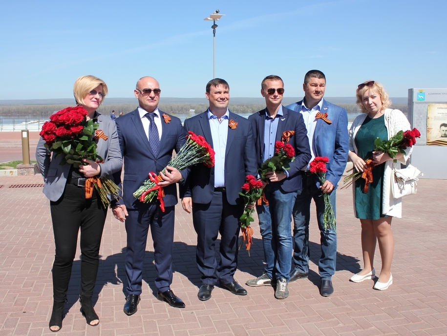 Самарские партийцы возложили цветы к Вечному огню в День Победы