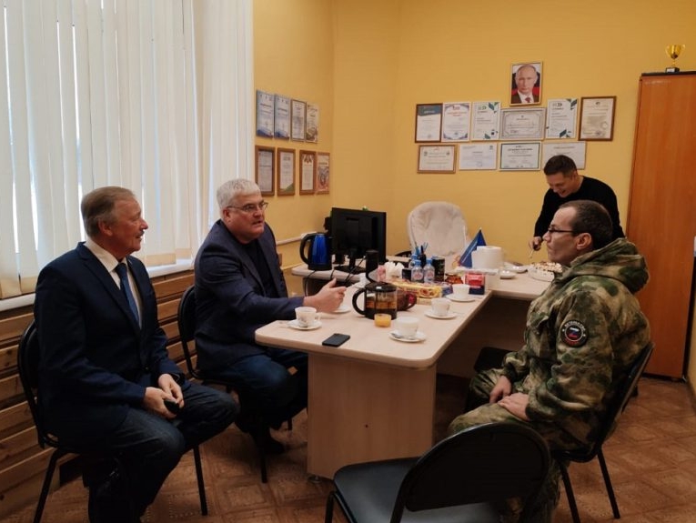 Вячеслав Илюхин и Леонид Рыбин встретились с участником СВО