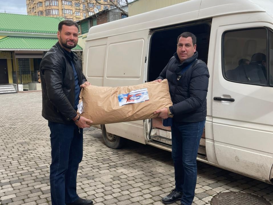 Краснодарские партийцы передали Кубанской Митрополии гуманитарную помощь для жителей Донбасса и беженцев
