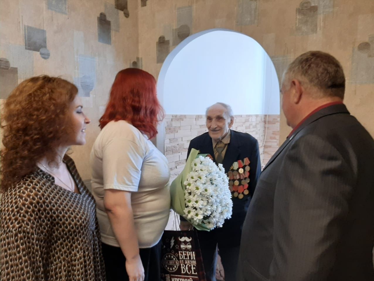 Помощники Алексея Журавлева поздравили со столетним юбилеем ветерана Великой Отечественной войны