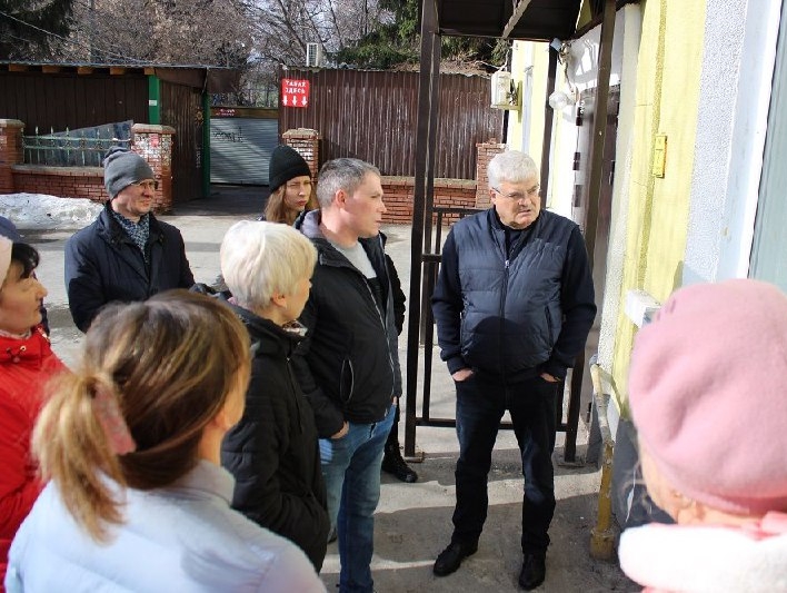 По инициативе Вячеслава Илюхина состоялась жителей с чиновниками и подрядчиками, проводившими капремонт ряда жилых домов