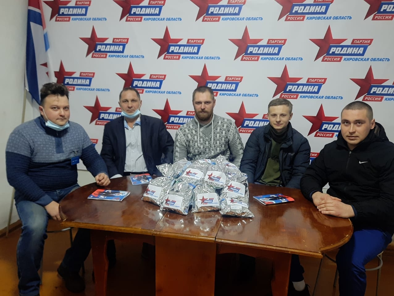 Кировские родинцы передали новогодние подарки сельским школьникам