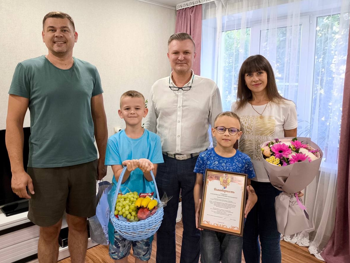 Владимир Сухарев поздравил многодетную семью Астрахани с Днем семьи, любви и верности