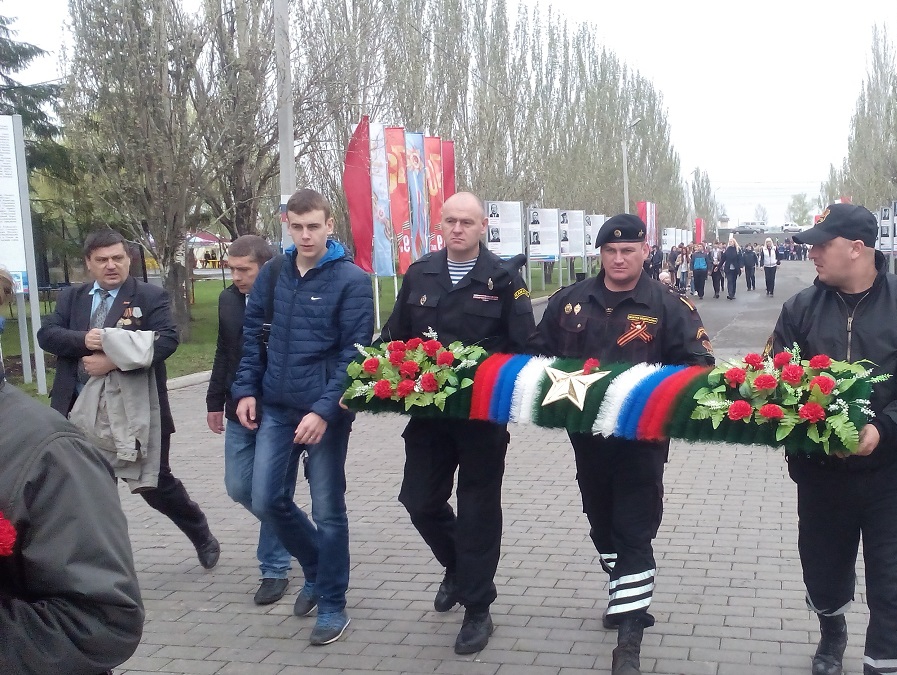 Омские социал-патриоты возложили гирлянду к Вечному огню