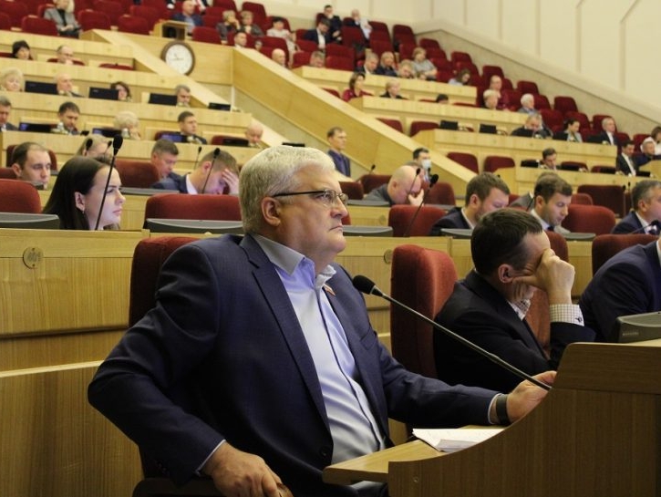Вячеслав Илюхин попросил правительство Новосибирской области объяснить депутатам Заксобрания причины срыва готовности объектов, строящихся по концессиям