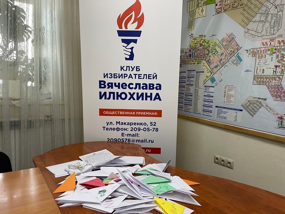 Новосибирские школьники передали в Клуб избирателей Вячеслава Илюхина сотни писем воинам СВО