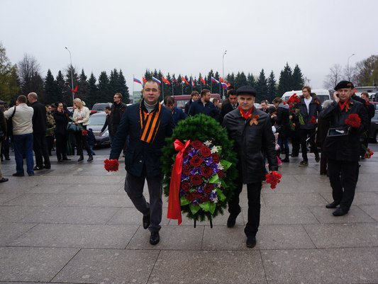 9 мая питерская "РОДИНА" возложила венки и цветы на Пискарёвском кладбище