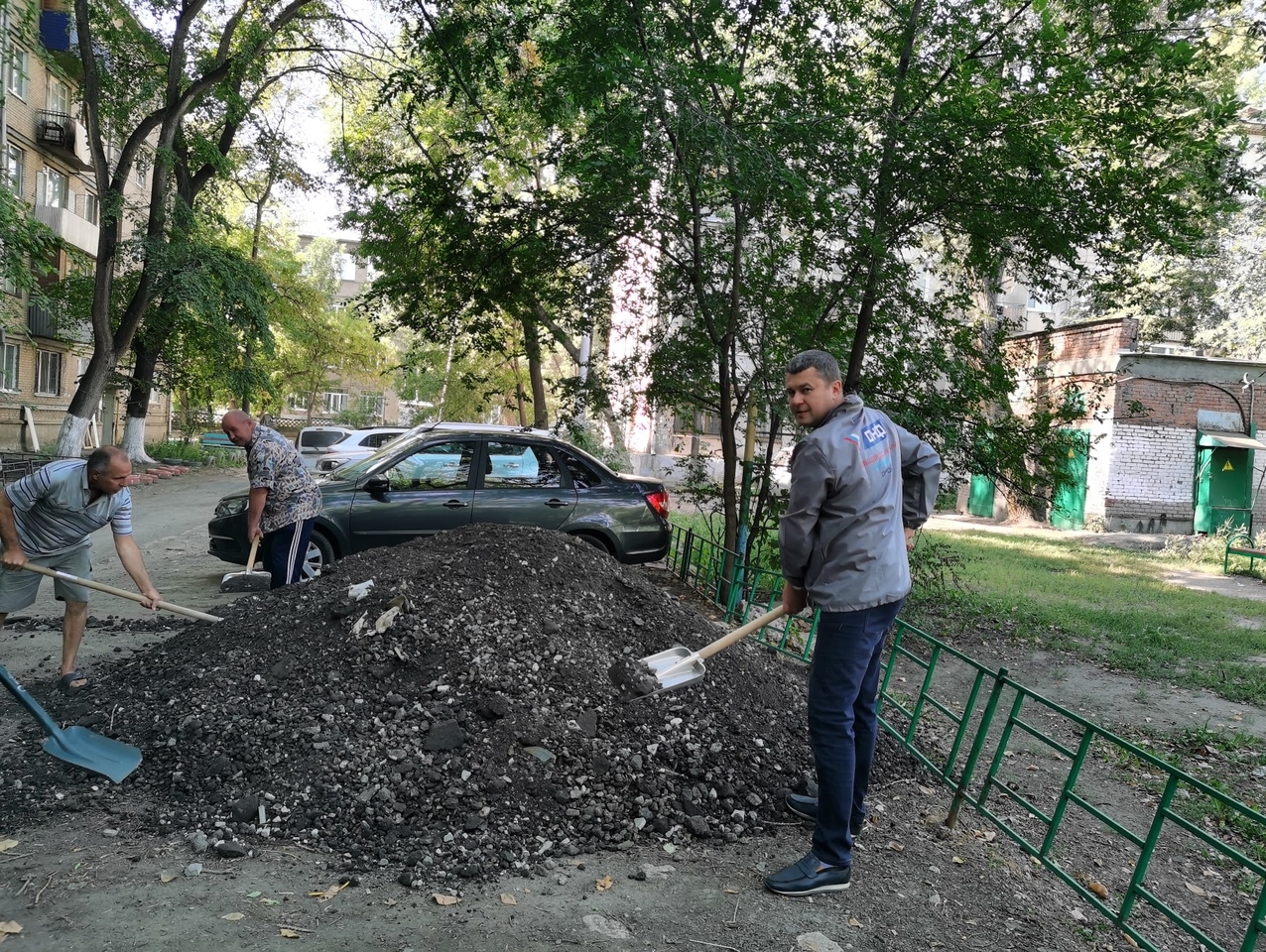 Валерий Барсук принял участие в благоустройстве парковочных зон во дворах Самары