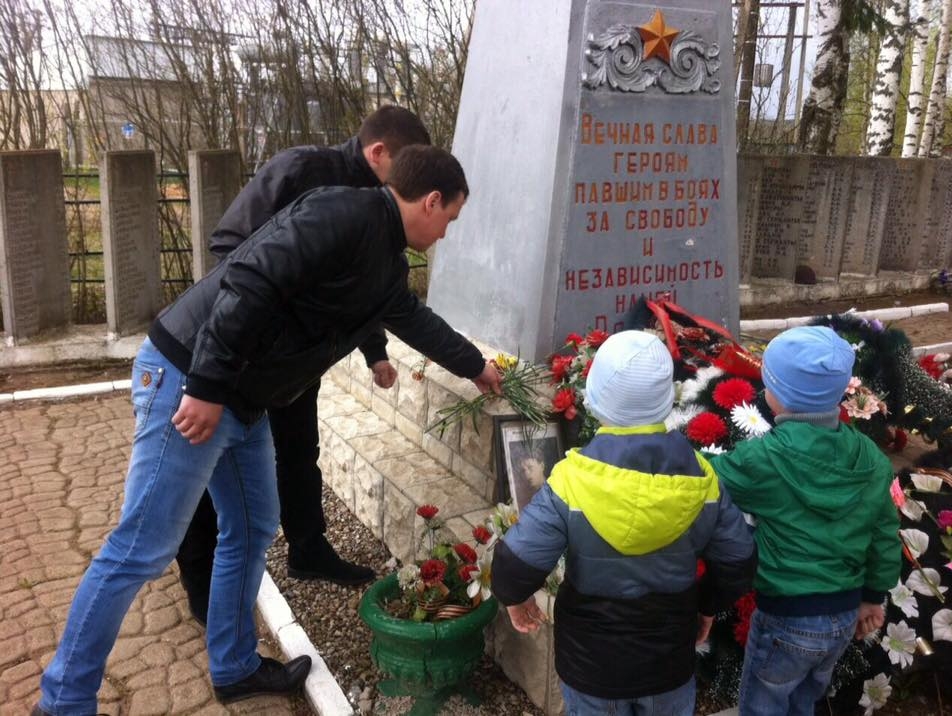 Великолукские партийцы возложили памятные венки к местам братских захоронений советских солдат