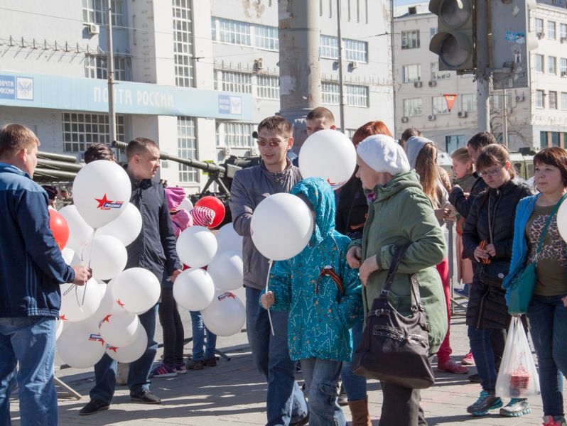 Свердловские партийцы поздравили земляков с Днём Победы