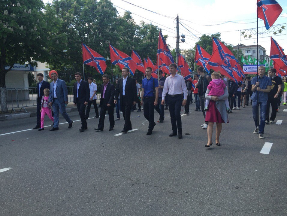Крымские партийцы вышли на первомайскую демонстрацию в Керчи и в Севастополе   