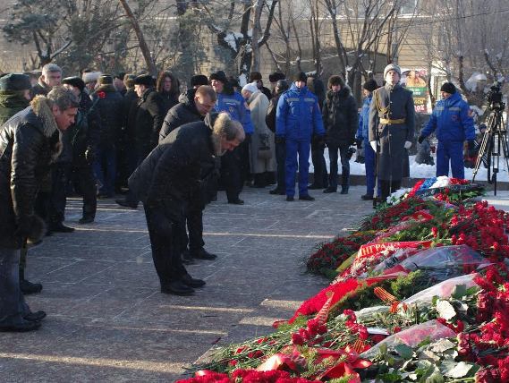 Родинцы возложили цветы на Мамаевом Кургане