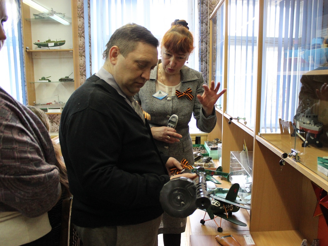 Дзержинские партийцы наградили победителей городского конкурса юных техников