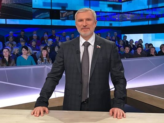 Журавлев: На беглых либералов смотреть радостно и любопытно, как на жизнь насекомых