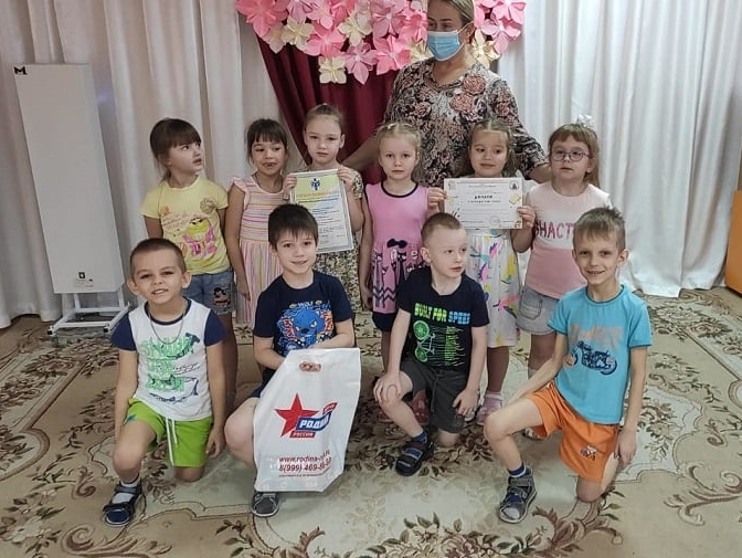 Участники конкурса детских поделок получили призы от депутата Заксобрания Новосибирской области Вячеслава Илюхина