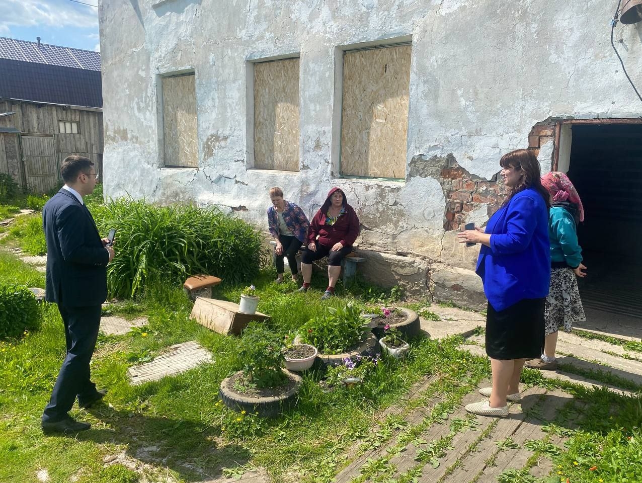 Новгородские соратники взяли на контроль ситуацию с аварийным домом в деревне Ермолино