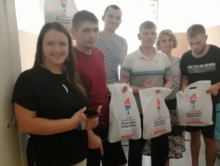 Представители Клуба избирателей Вячеслава Илюхина передали подарки для бойцов в военном госпитале