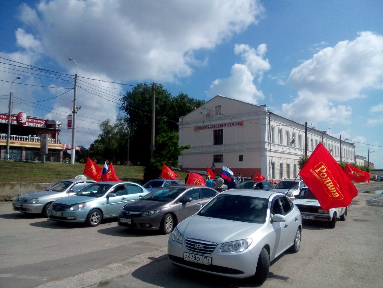 Партийцы устроили велопробег и автопробег в городе Керчь