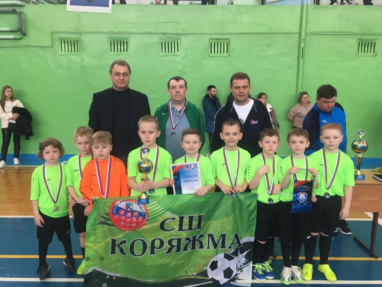Павел Пронин вместе с главой Коряжмы наградили участников детского футбольного турнира "Кубок Родины"
