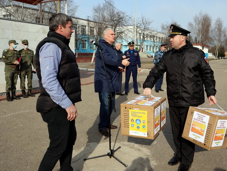 Участники репетиции парада Победы в Ярославле получили от "РОДИНЫ" 4000 медицинских масок