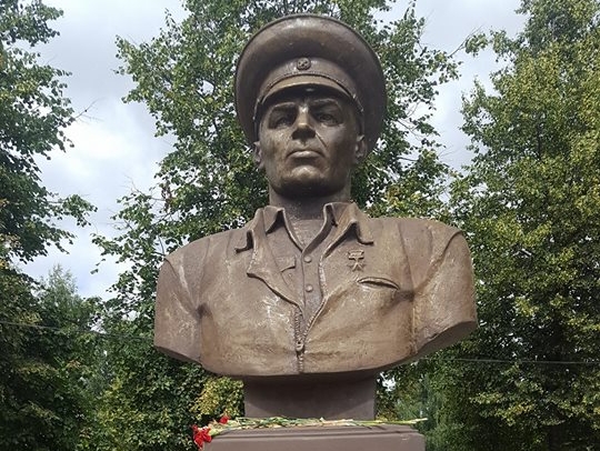 Активисты ярославской "РОДИНЫ" приняли участие в благоустройстве территории у памятника главнокомандующему ВДВ Василию Маргелову