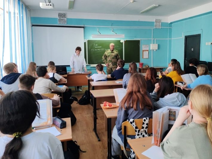 При содействии Клуба избирателей Вячеслава Илюхина участник СВО провел уроки мужества в школе