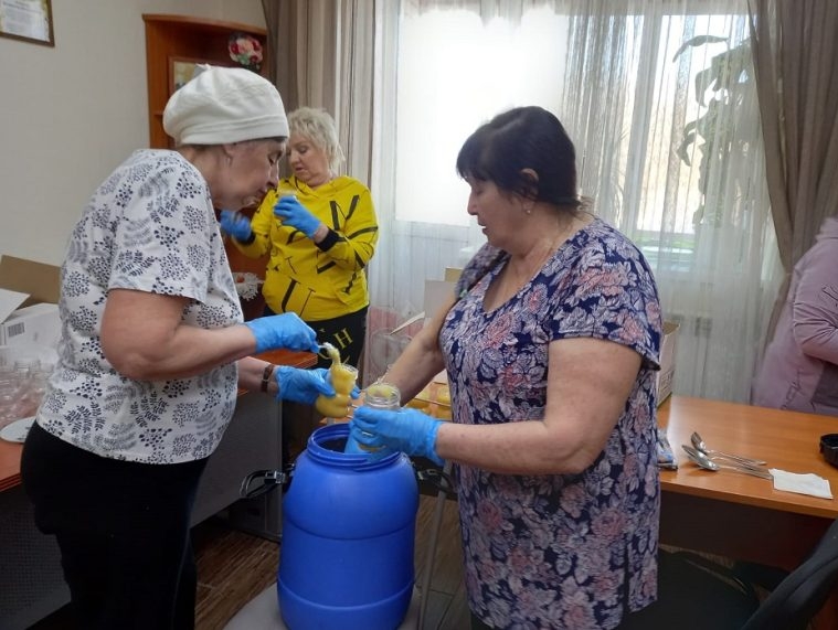 Клуб избирателей Вячеслава Илюхина и реготделение партии "РОДИНА" готовят к отправке бойцам отборный мёд Горного Алтая