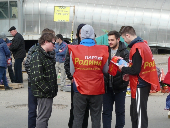 Партийцы из Тосно передадут украинским ветеранам более полутысячи позравлений
