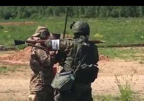 Алексей Журавлев поражает цель из РПГ на военных сборах, 02.06.2017